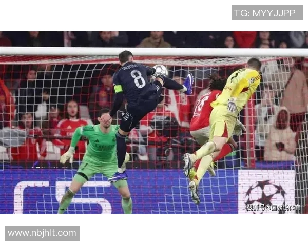 德甲激战:本菲卡与利物浦战成平局绝杀瞬间引发全场狂欢 德甲激战:本菲卡与利物浦战成平局绝杀瞬间引发全场狂欢