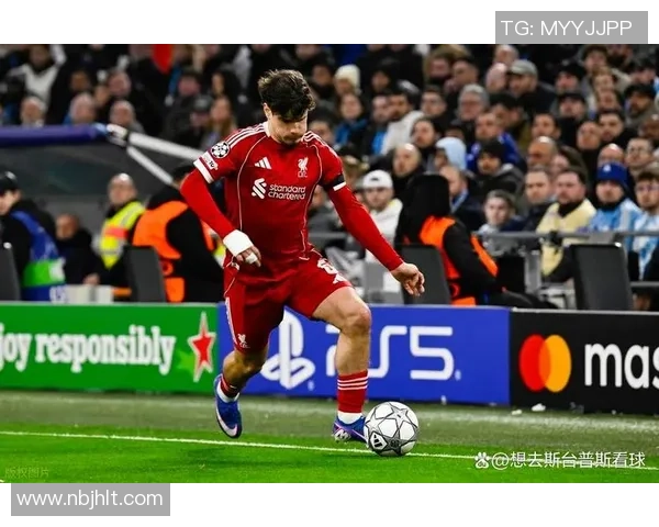 欧联杯激战：拜仁逆转利物浦乌龙球成关键时刻引发全场狂欢